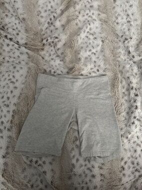 Aritzia Gray Mid-Rise Stretch Bike Shorts